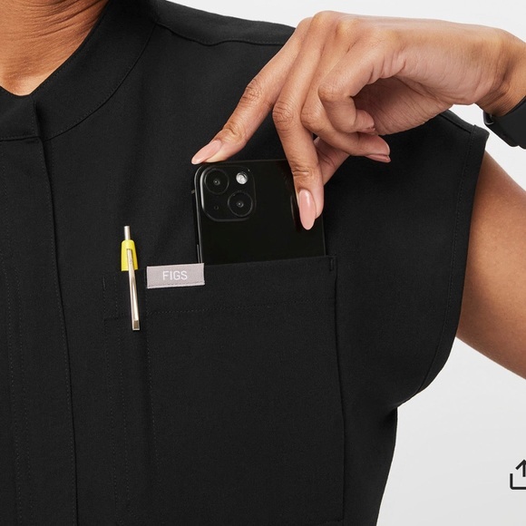 Figs Rafaela Cargo ScrubJumpsuit™
LIMITED EDITION
NEW
FIONX™
Black  WEAR FIGS - Picture 5 of 14